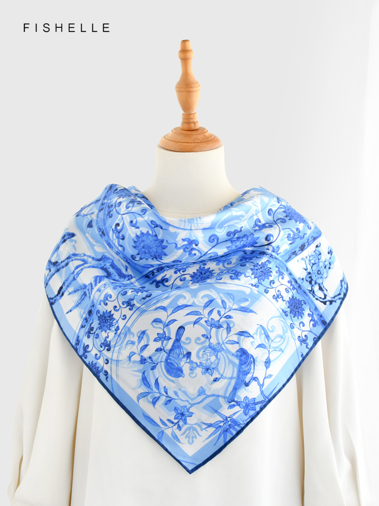 Blue flowers birds sciarpa di  - Silk Neck Scarf recensione e prezzo